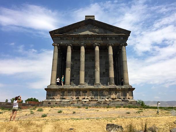 touristen erkunden sie die griechisch-römischen tempel von garni in armenien - greco roman fotos stock-fotos und bilder