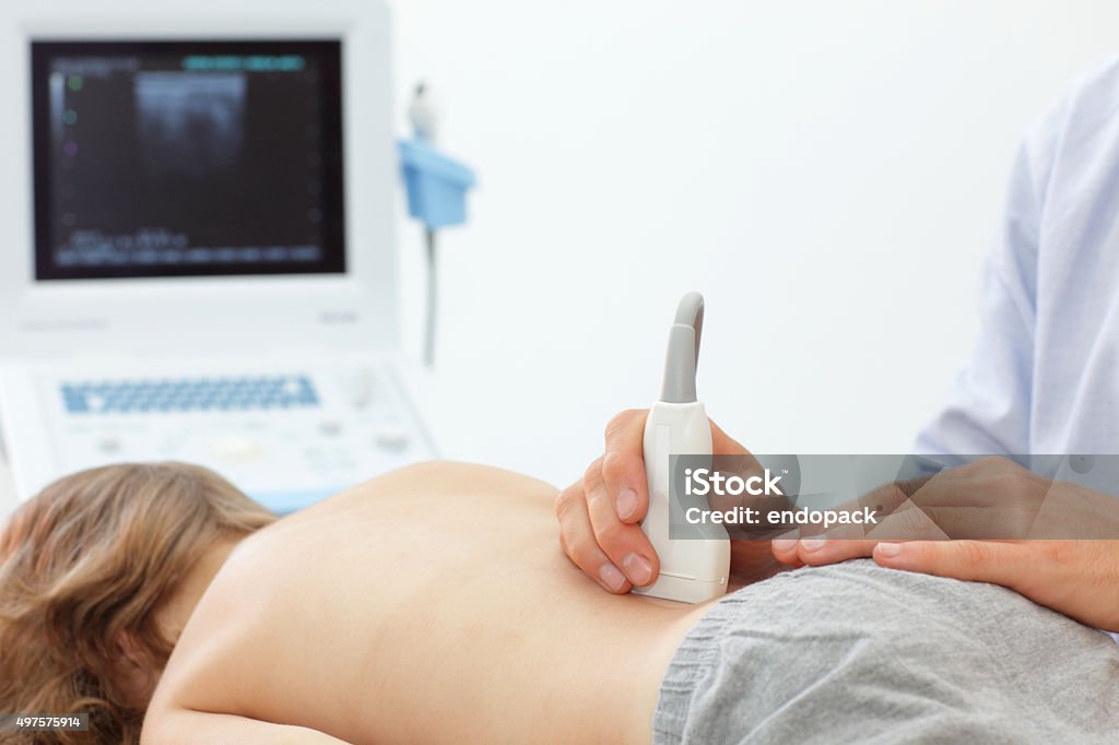 Kind unteren Rücken Diagnose mit Ultraschall-Untersuchung - Lizenzfrei Kind Stock-Foto