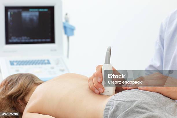 Kind Unteren Rücken Diagnose Mit Ultraschalluntersuchung Stockfoto und mehr Bilder von Kind