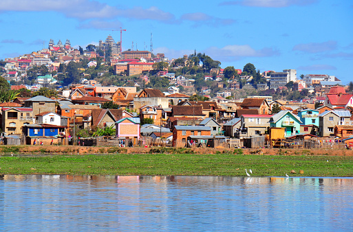 Antananarivo, Madagascar: Lake Masay, shanty town and palaces on Iarivo hill - Rocade du Marais Masay - photo by M.Torres