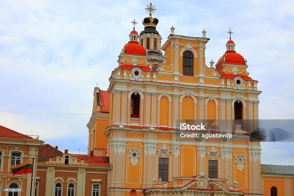 St. Casimir Igreja barroca de Vilnius e a bandeira, Lituânia, Báltico - Foto de stock de Arco - Característica arquitetônica royalty-free