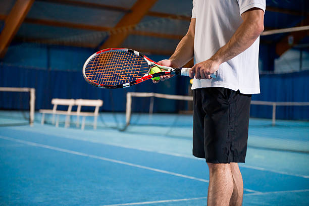 giocatore di tennis al coperto - tennis men indoors serving foto e immagini stock