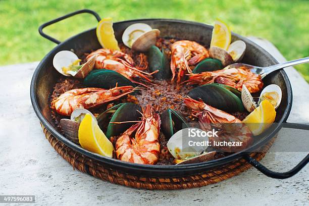 Paella De Pescados Y Mariscos Foto de stock y más banco de imágenes de Aire libre - Aire libre, Alimento, Almeja - Marisco