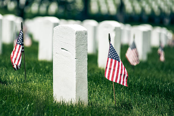 день памяти в арлингтонское национальное cementery - arlington national cemetery virginia cemetery american flag стоковые фото и изображения
