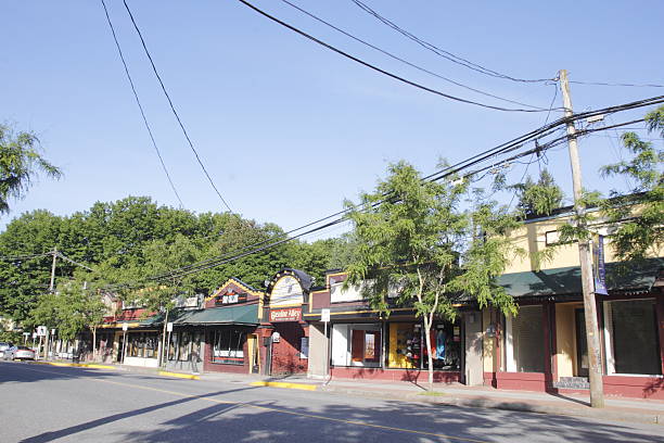 innenstadt von fort langley - langley stock-fotos und bilder