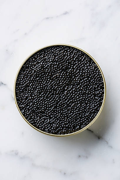 caviar d'esturgeon noir peuvent - caviar photos et images de collection