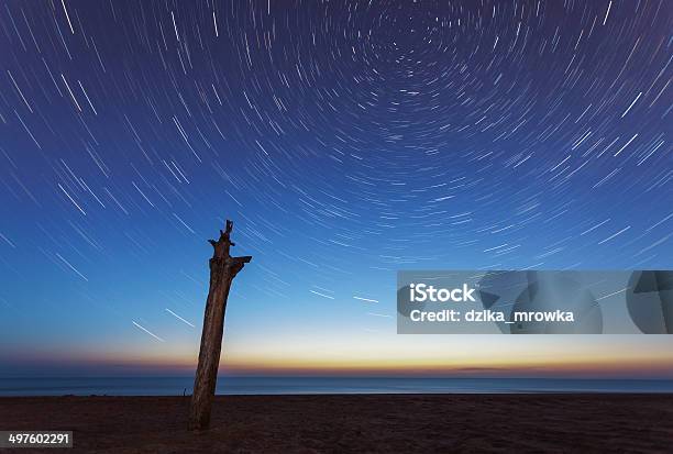 Cielo Estrellado Cielo Sobre El Mar Foto de stock y más banco de imágenes de Abstracto - Abstracto, Anochecer, Astrofotografía