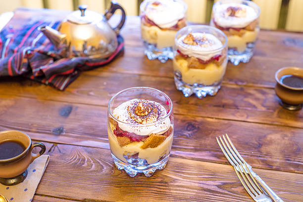 wunderschöne dessert tiramisu - afternoon tea place setting cupcake cake stock-fotos und bilder