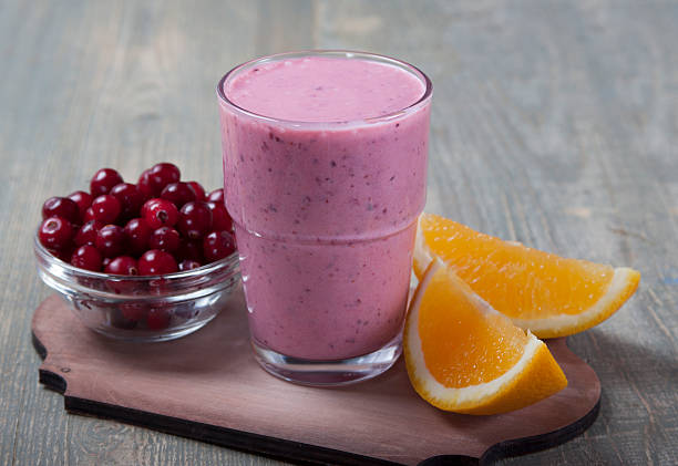 smoothies und orange und preiselbeeren. - healthy lifestyle cranberry healthy eating milk shake stock-fotos und bilder