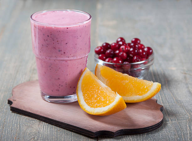 smoothies und orange und preiselbeeren. - healthy lifestyle cranberry healthy eating milk shake stock-fotos und bilder