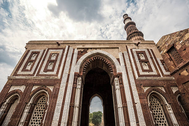 the alai darwaza в кутб-минар комплекс, дели, индия - delhi quitab minar qutab new delhi стоковые фото и изображения