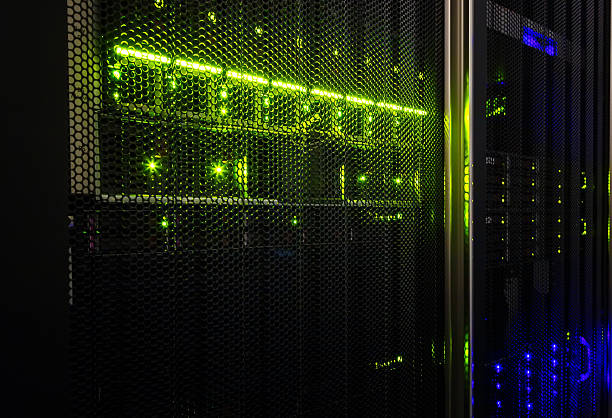 suporte com lâmina atrás das grades grande sistema informático no centro de dados - network server rack data center in a row imagens e fotografias de stock