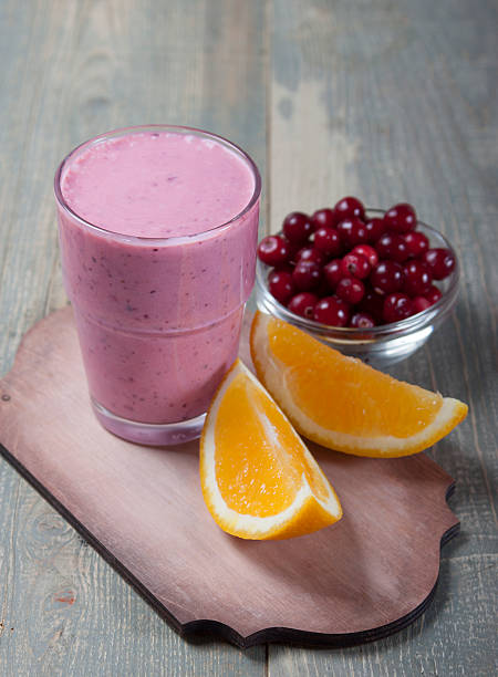 smoothies und orange und preiselbeeren. - healthy lifestyle cranberry healthy eating milk shake stock-fotos und bilder