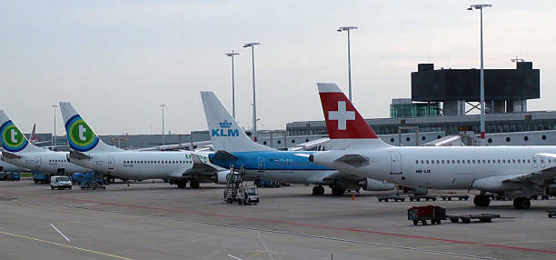 別の航空会社の機体に駐車場のゲートスキポール airport.amsterdam ロード - air france klm ストックフォトと画像