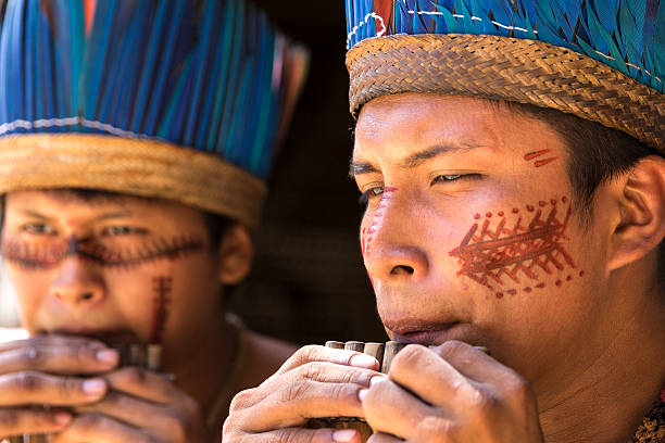 ブラジルの先住民の男性が木製の笛 - amazonas state ストックフォトと画像