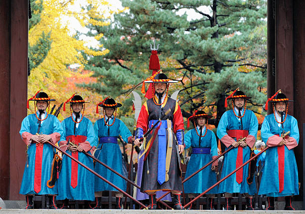 le guardie armate al palazzo di deoksugung, seul, corea del sud - seoul honor guard horizontal front view foto e immagini stock