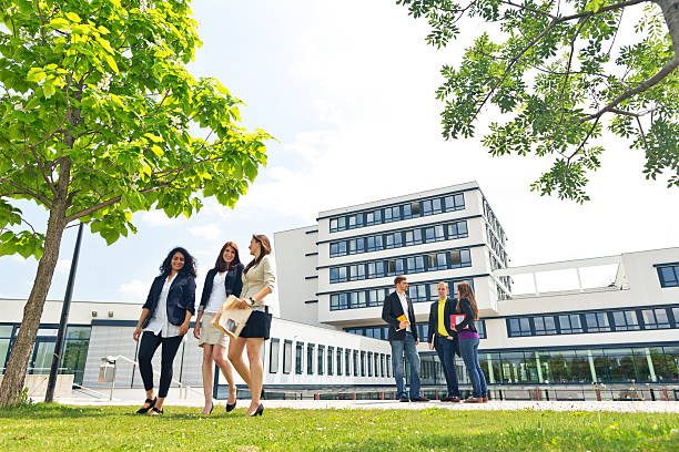 grupa studentów na kampusie - campus university built structure outdoors zdjęcia i obrazy z banku zdjęć