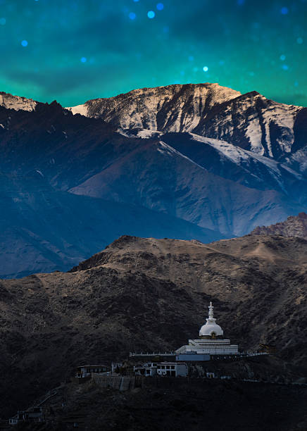 estrelado noite em norther parte da índia - mountain himalayas india mountain range imagens e fotografias de stock