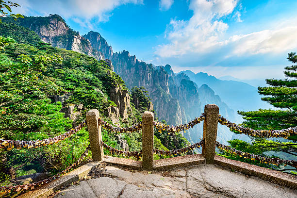 Yellow Mountains Huangshan (Yellow Mountains), a mountain range in southern Anhui province in eastern China. It is a UNESCO World Heritage Site, and one of China's major tourist destinations. pinus hwangshanensis stock pictures, royalty-free photos & images