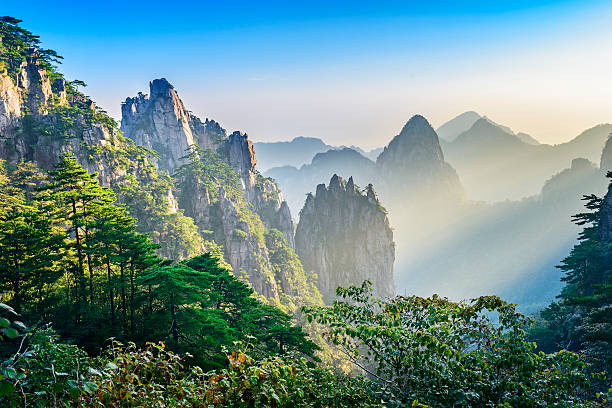 amarillo las montañas - huangshan mountains fotografías e imágenes de stock