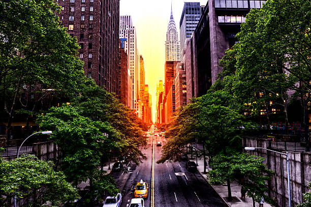 coucher de soleil sur la 42nd street, new york - chrysler building photos et images de collection