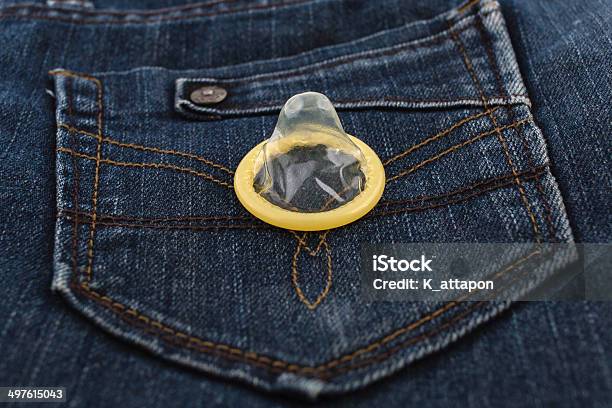 Variedad De Preservativos En El Blue Jeans De Bolsillo Foto de stock y más banco de imágenes de Actividad comercial