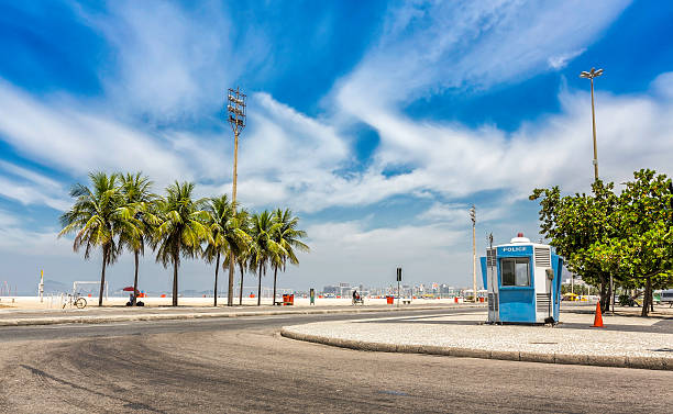 경찰 상자에 코파카바나 해변을 리우데자네이루 - rio de janeiro corcovado copacabana beach brazil 뉴스 사진 이미지