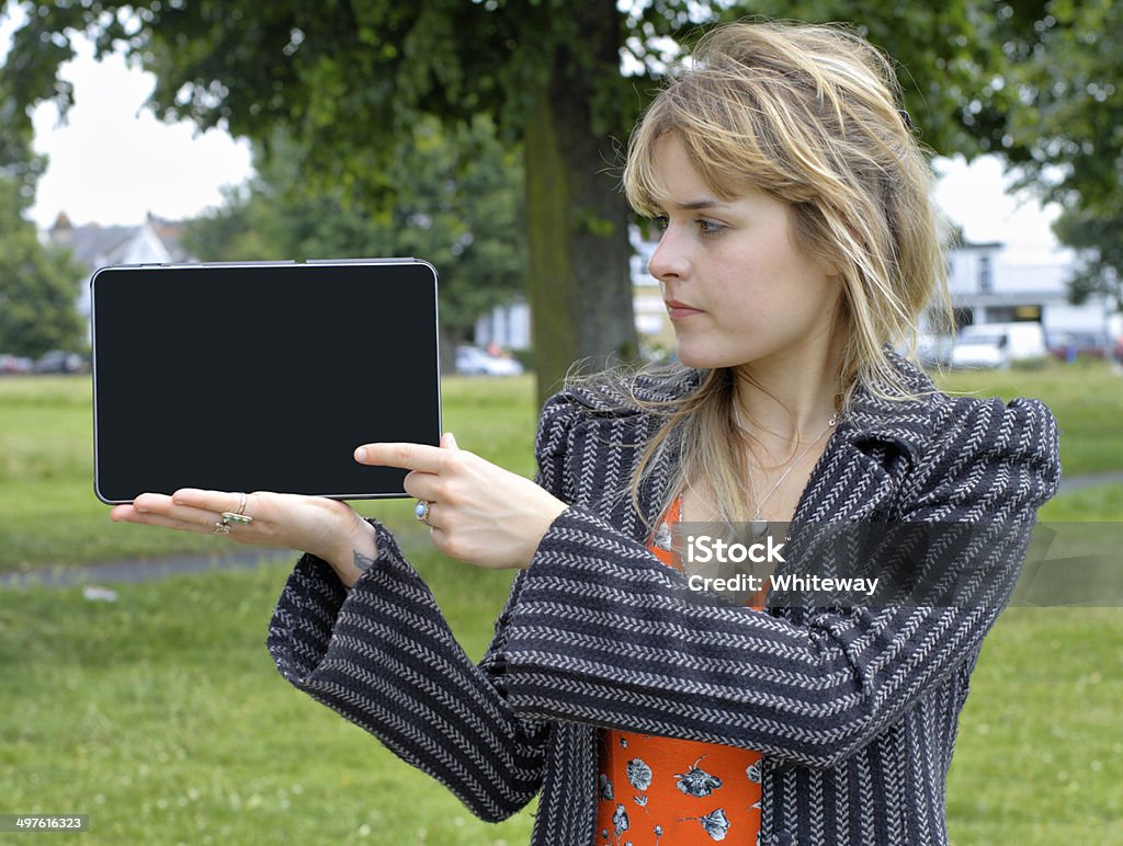 Inglés Chica sosteniendo en blanco de tablet al aire libre - Foto de stock de 20-24 años libre de derechos