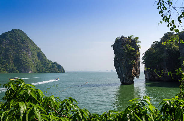 залив пхангнга, tapu остров в таиланде - phuket province beach blue cliff стоковые фото и изображения