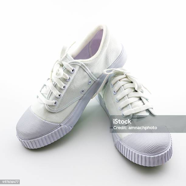 Branco Os Sapatos De Desporto Em Fundo Branco - Fotografias de stock e mais imagens de Adulto - Adulto, Atividade, Cordão de Sapato