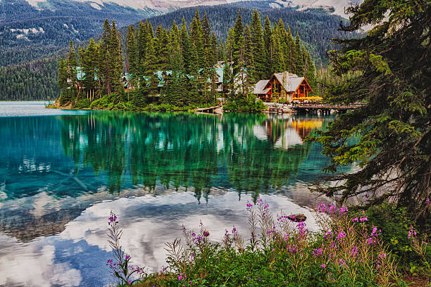 에메랄드 호수의 산장형 성찰이요 - british columbia canada lake emerald lake 뉴스 사진 이미지