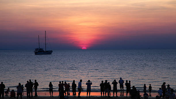 mindil atardecer en la playa - darwin northern territory australia sunset fotografías e imágenes de stock