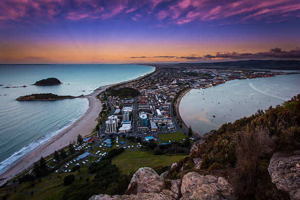 monte maunganui ao pôr do sol - tauranga imagens e fotografias de stock