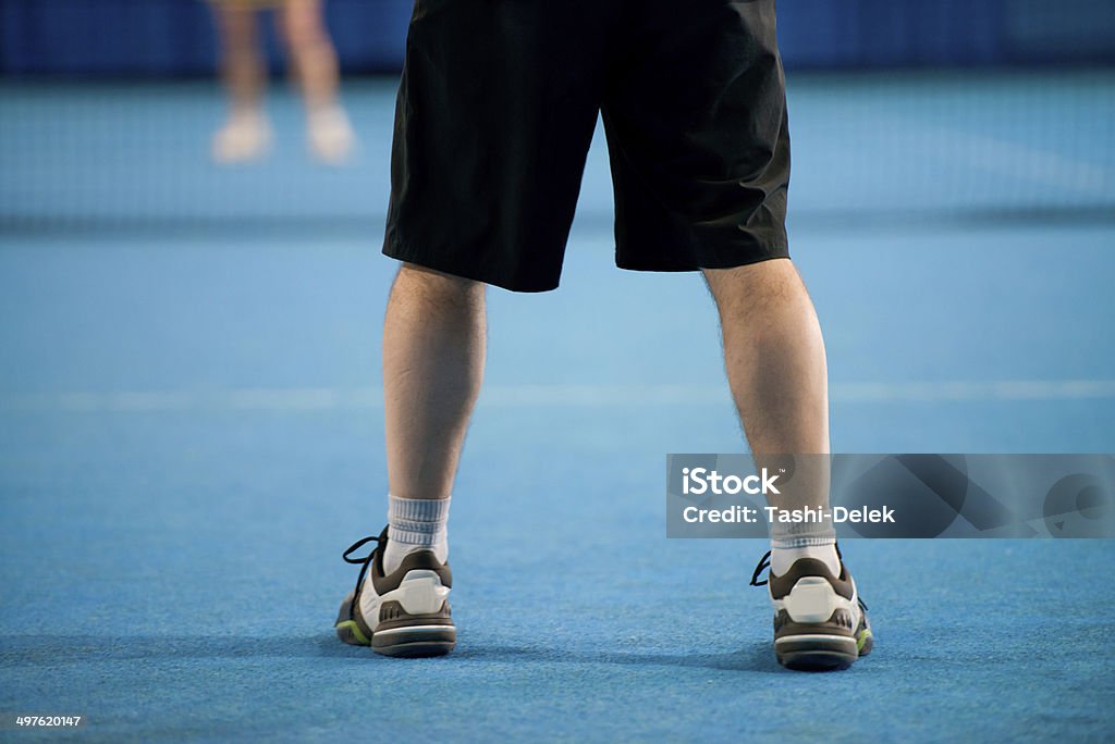 Jugador de tenis bajo techo - Foto de stock de Actividades recreativas libre de derechos