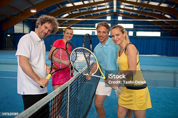 Portret Czterech Graczy W Tenisa Kryty - zdjęcia stockowe i więcej obrazów Tenis - Tenis, W domu, Debel