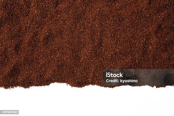 絶縁ショットを挽いたコーヒー豆の国境に白背景 - コーヒー栽培のストックフォトや画像を多数ご用意 - コーヒー栽培, 挽いたコーヒー, 挽く