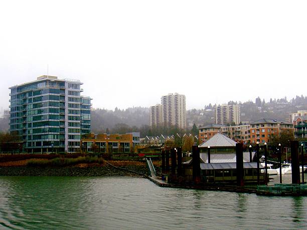 portland oregon em direção a west hills desde o willamette river - floating restaurant - fotografias e filmes do acervo