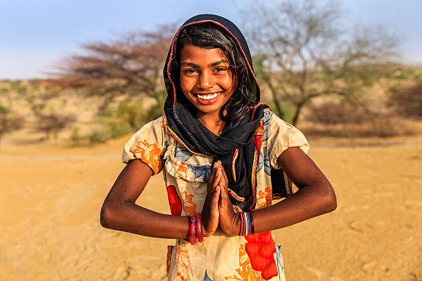 «namaste! портрет счастливый индийская девушка в пустыне village, индия - hinduism teenager female indian ethnicity стоковые фото и изображения