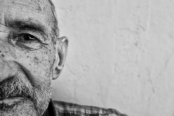 porträt eines alzheimer-patienten, nahaufnahme - men senior adult serious depression stock-fotos und bilder
