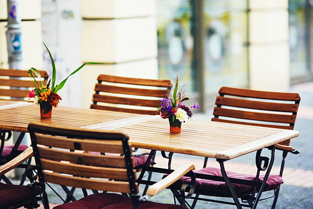 outdoor street cafe tavoli pronto per il servizio - cafe coffee shop sidewalk cafe menu foto e immagini stock