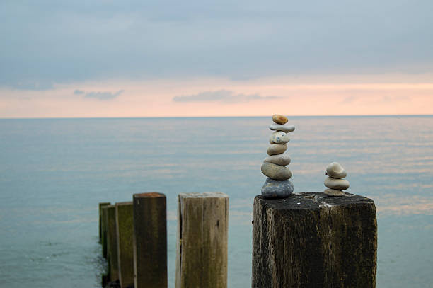 equilibrado pedras by the sea - stack rock stack stacking spa treatment - fotografias e filmes do acervo