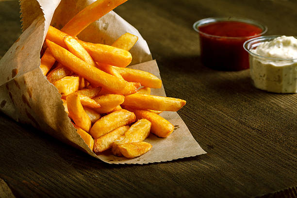 frescas frito com batatas fritas com ketchup em fundo de madeira - wood chip fotos imagens e fotografias de stock