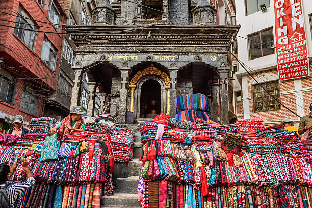 vente de couvertures en laine marché de thamel à katmandou, népal - nepal bazaar kathmandu textile photos et images de collection