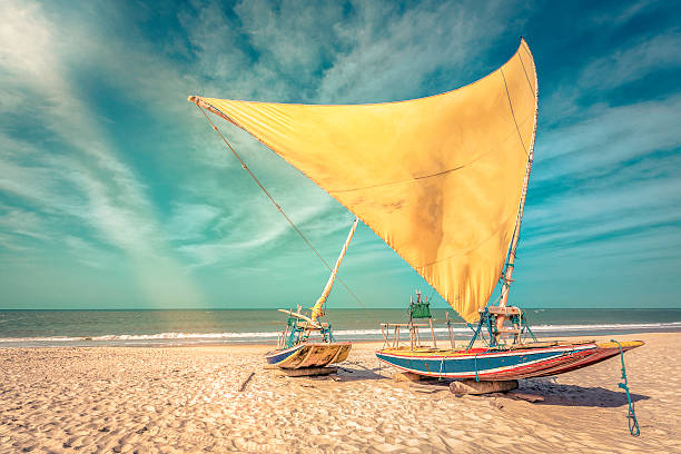 barco de pesca na praia de natal, brasil - wooden raft - fotografias e filmes do acervo