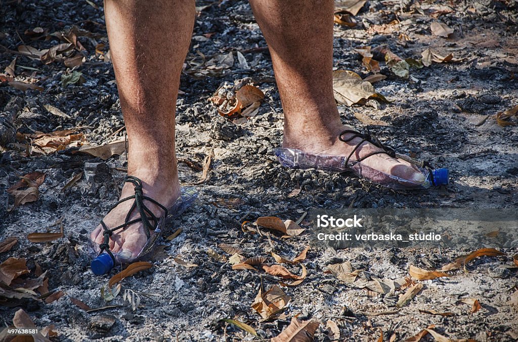 Hobo debout dans une bouteille sur des cendres Sandales - Photo de A l'abandon libre de droits