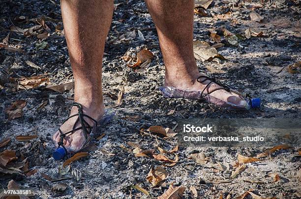 Photo libre de droit de Hobo Debout Dans Une Bouteille Sur Des Cendres Sandales banque d'images et plus d'images libres de droit de A l'abandon