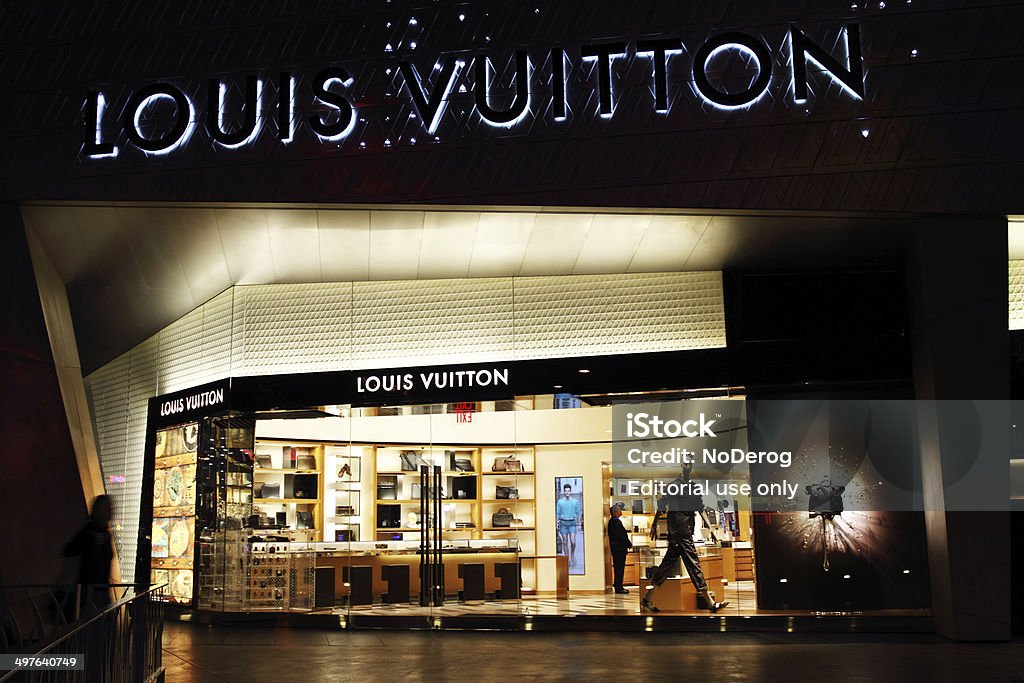 Foto de Louis Vuitton Loja De Roupas e mais fotos de stock de Butique -  Butique, Comércio - Consumismo, Comércio - Ocupação - iStock
