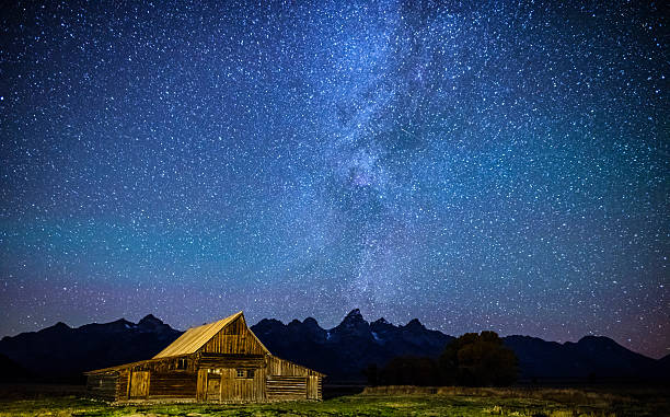 star filled ночь над mormon row barn gtnp - grand teton national park стоковые фото и изображения