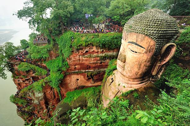 bouddha géant de leshan 01 - asia buddha buddhism carving photos et images de collection