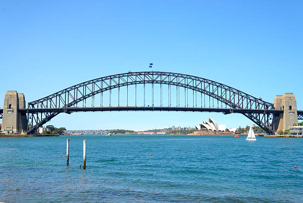 harbour bridge i sydney opera house i jasny niebieski niebo - sydney australia sydney harbor bridge opera house sydney opera house zdjęcia i obrazy z banku zdjęć